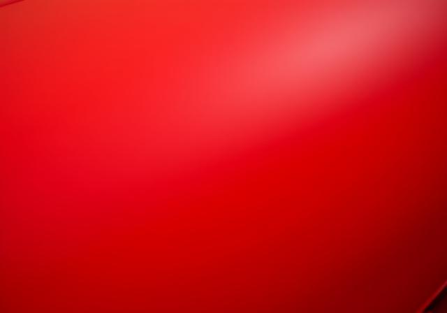 La stessa carrozzeria rossa brillante e senza difetti dopo la lucidatura.